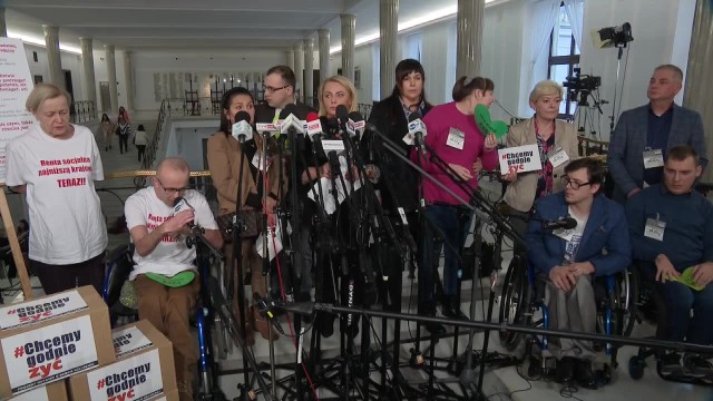 Osoby z niepełnosprawnościami i ich opiekunowie wznawiają protest w Sejmie. Walczą o rentę socjalną