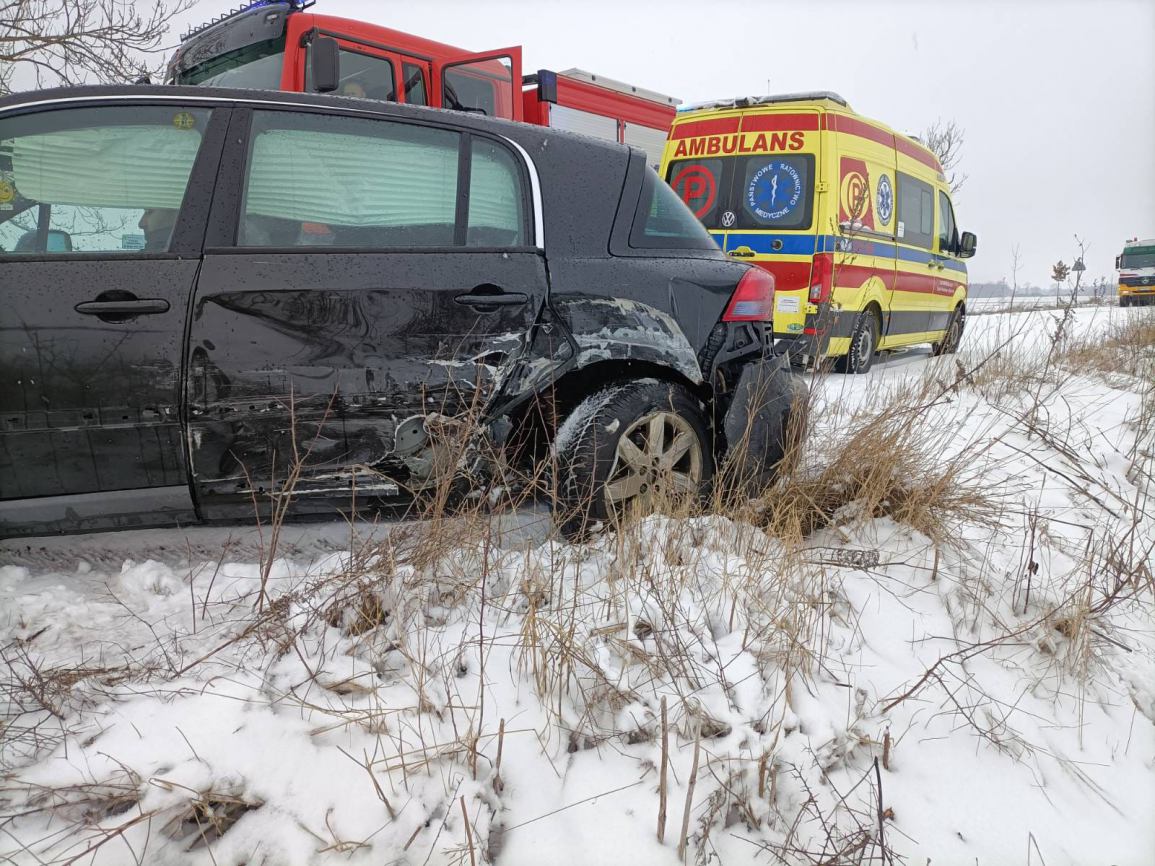 Jedna osoba trafiła do szpitala po wypadku dwóch osobówek na drodze z Debrzna do Starego Gronowa FOTO