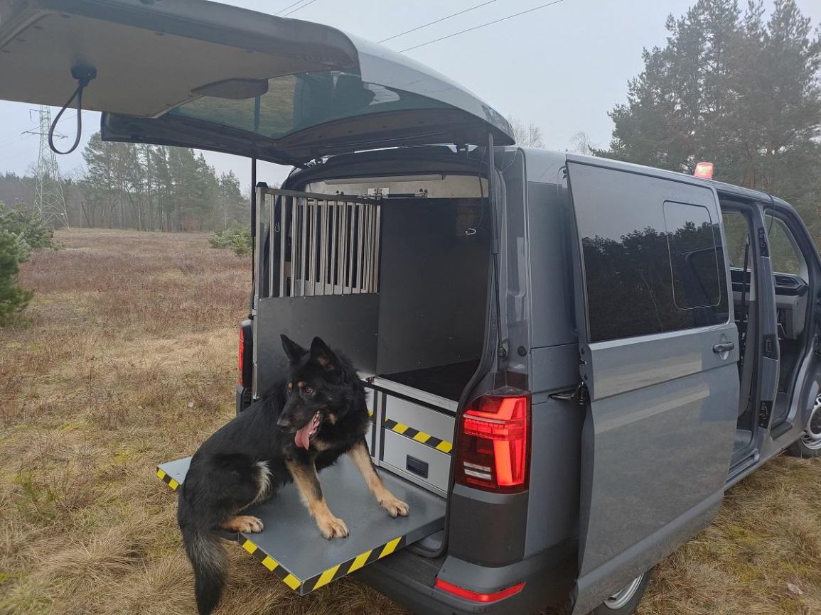 Policja w Tucholi ma nowy radiowóz. Służy do przewozu policyjnych psów
