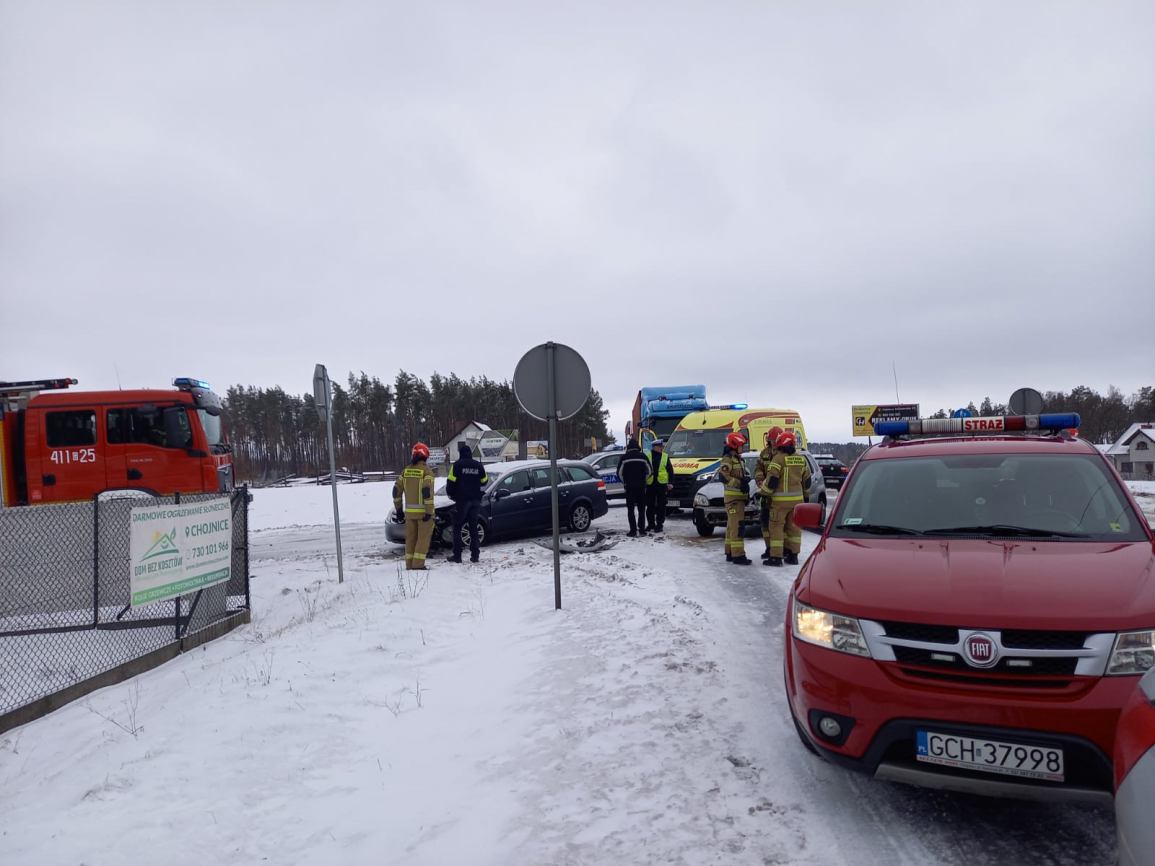 Policja ma już wstępne ustalenia po wypadku w Klawkowie. Doszło tu do zderzenia trzech aut (AKTUALIZACJA, FOTO)