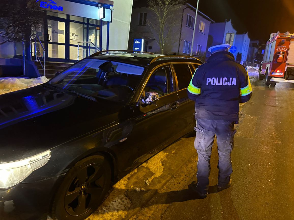 Pieszy potrącony na pasach przez BMW. Wypadek na ulicy Sępoleńskiej w Chojnicach FOTO