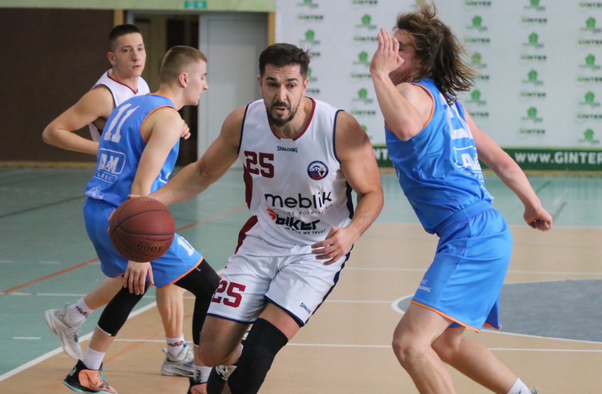 Koszykarze Kolejarza Chojnice zakończyli sezon z kompletem 14 porażek