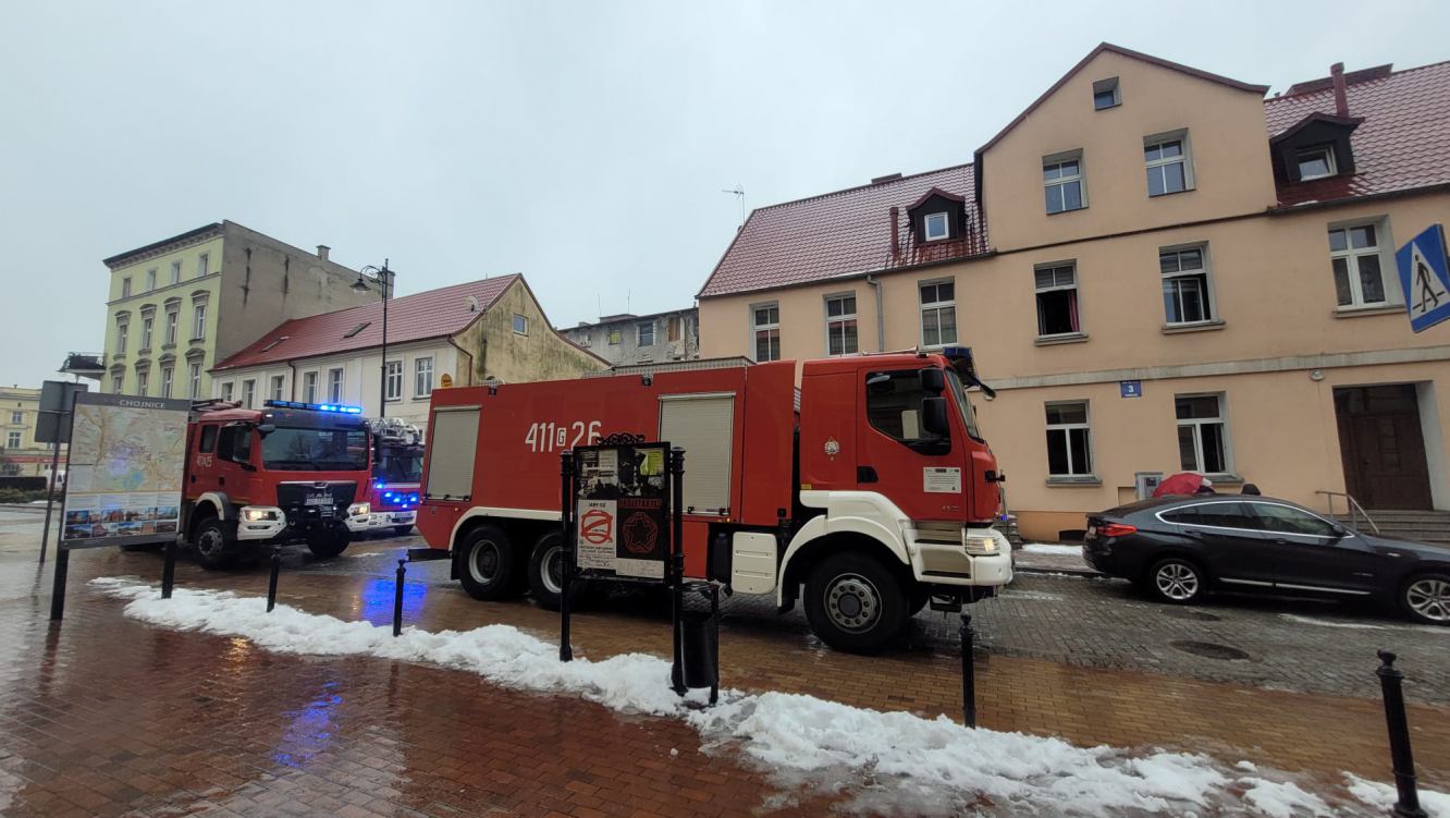 Interwencja w kamienicy przy ulicy Strzeleckiej w Chojnicach. Strażacy przypominają, że sezon grzewczy nadal trwa