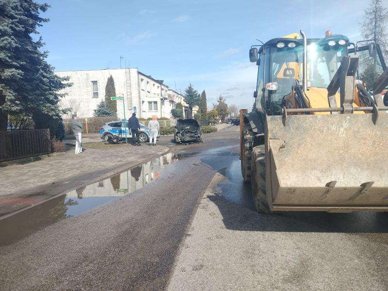Kierujący koparką miał zakaz prowadzenia pojazdów i spowodował kolizję w Chojnicach