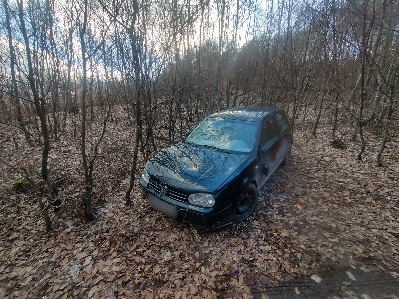 Na złość partnerce ukrył jej samochód w lesie. 39-latkowi z powiatu kościerskiego grozi do 10 lat więzienia