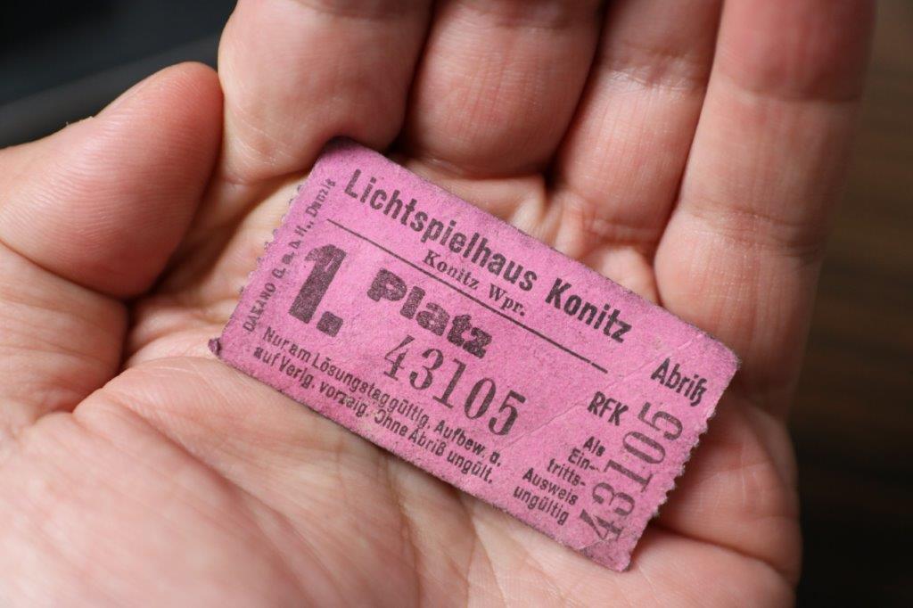 Pochodzący z czasów II wojny światowej bilet do kina w Chojnicach znaleziony podczas remontu mieszkania (FOTO)