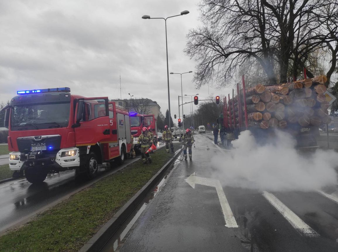 Na ulicy Kościerskiej w Chojnicach zapaliła się naczepa ciężarówkiFOTO