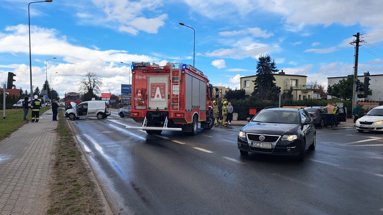 Zdarzenie z udziałem trzech samochodów na skrzyżowaniu ulic Bytowskiej i Leśnej w Chojnicach. Jedna osoba trafiła do szpitala AKTUALIZACJA FOTO 