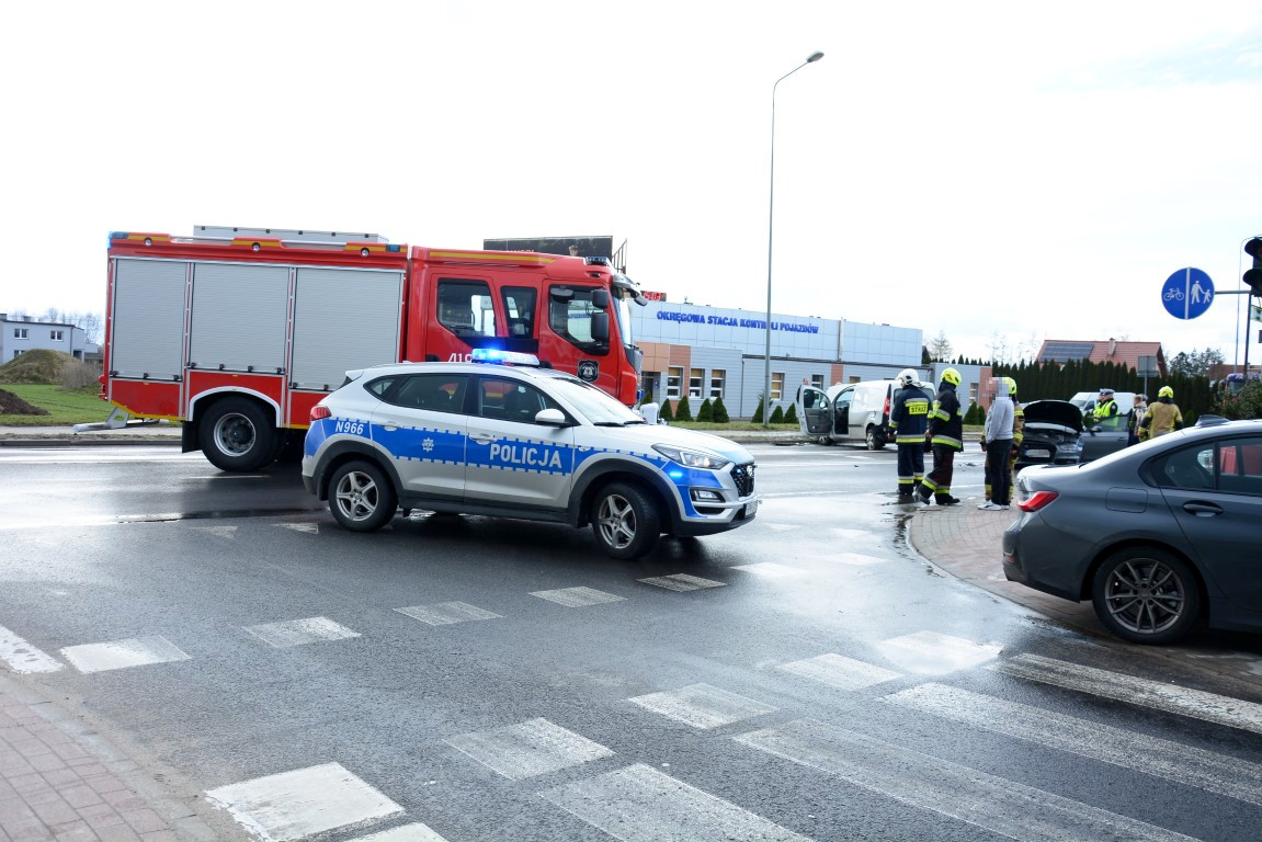 23-latek kierujący audi spowodował zderzenie trzech aut na skrzyżowaniu ulic Bytowskiej i Leśnej w Chojnicach