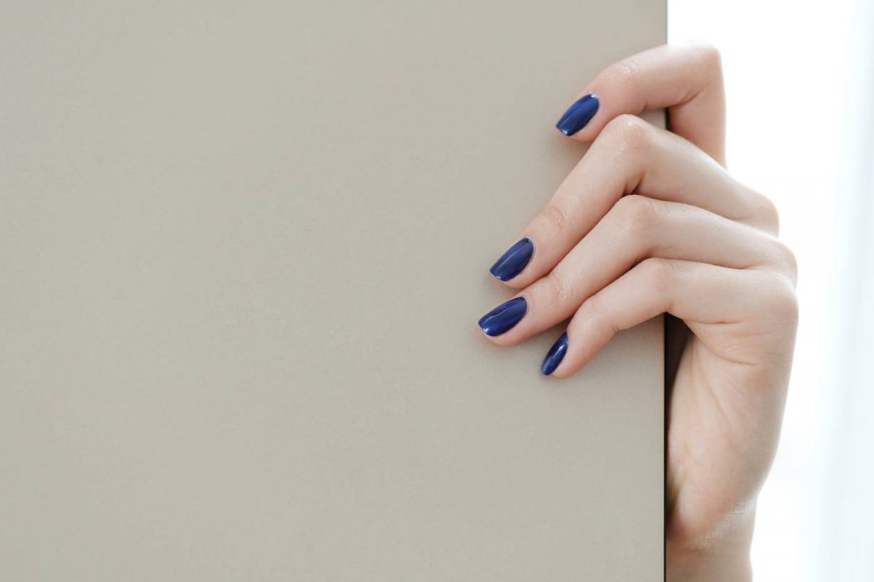 Niebieski lakier hybrydowy &ndash pomysł na wiosenny manicure w pastelowych kolorach!