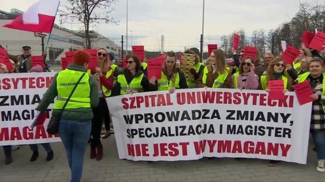 Protestują pielęgniarki największego szpitala w Polsce. Czerwone kartki dla dyrektora