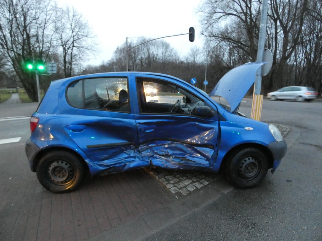 Jedna osoba ranna po zderzeniu dwóch samochodów w Kościerzynie