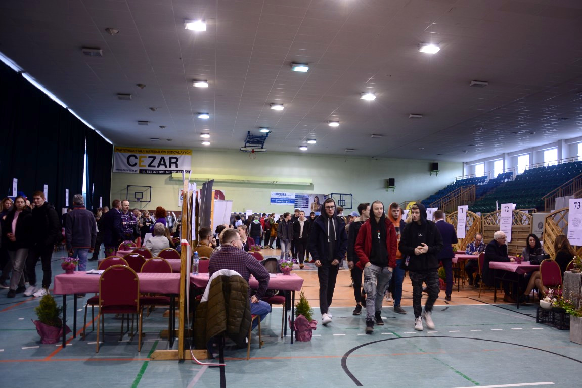 W Chojnicach odbyły się 16 Powiatowe Targi Pracy. Można tu było spotkać 67 wystawców różnych branż FOTO