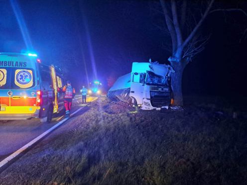 Ciężar&oacute;wka uderzyła w drzewo w Ględowie w powiecie człuchowskim. Kierowca trafił do szpitala (FOTO)