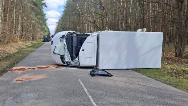 Bus zderzył się z ciągnikiem rolniczym. Kolizja na trasie Rzeczenica - Przechlewo (FOTO)
