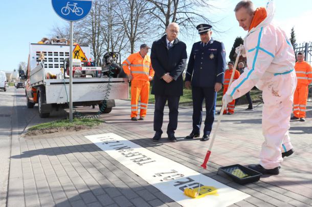 Przy przejściach dla pieszych w Bytowie pojawiły się jaskrawe napisy "Odłóż telefon i żyj" (FOTO)