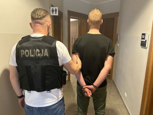 Grozili nożem 15-latkowi i ukradli telefon. Sprawcy rozboju w Czersku zatrzymani. "Usłyszeli zarzuty"