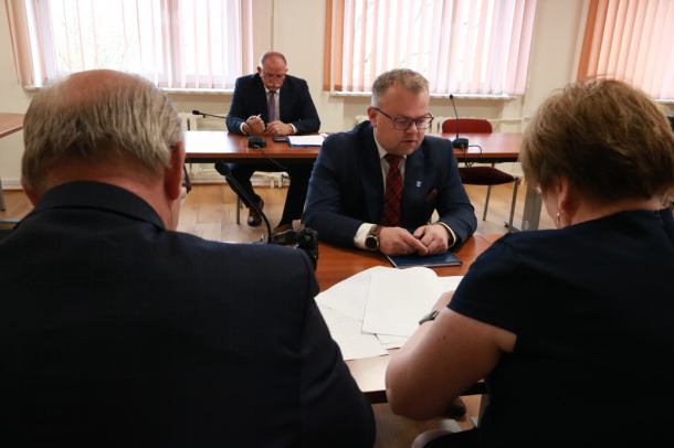 Wójt Przechlewa zaprzecza oskarżeniom mieszkańców, którzy twierdzą, że zarządzał firmą żony (FOTO, REPORTAŻ)
