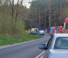 Wypadek na drodze 240 w powiecie tucholskim. W Rudzkim Młynie motocyklista zderzył się z autem osobowym (AKTUALIZACJA)