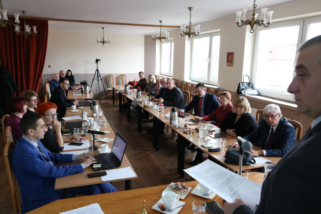 Rada Gminy Rzeczenica chce, żeby ziemie i budynki Skarbu Państwa trafiały przede wszystkim do lokalnych rolników