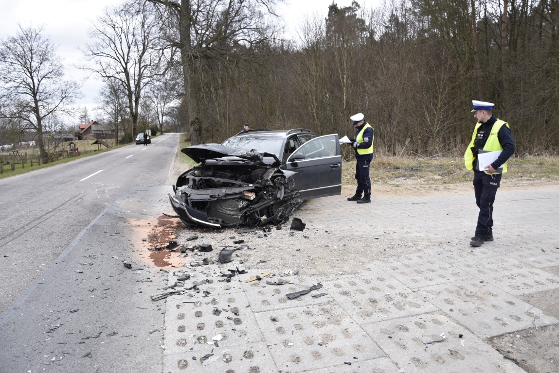 Wypadek z udziałem trzech pojazdów w Płachtach w powiecie kościerskim. Dwie osoby poszkodowane FOTO