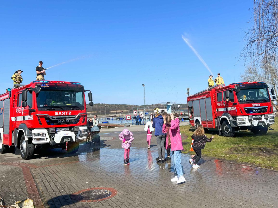 Śmigus-dyngus po strażacku. OSP w Chojnicach i Charzykowach zorganizowały mieszkańcom mokry Lany Poniedziałek (FOTO, WIDEO)