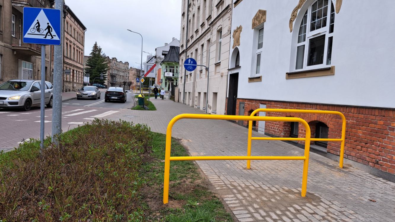 Nowo postawione barierki przy ul. Mickiewicza w Chojnicach mają zostać rozstawione w większej odległości od siebie