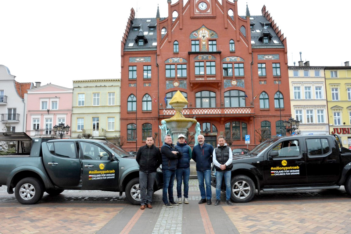 Chojniccy przedsiębiorcy uzbierali 120 tys. zł na zakup dwóch pick-upów dla Ukrainy FOTO