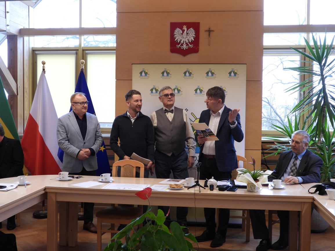 Podpisy złożone, inwestycje ruszają - w Urzędzie Gminy Chojnice podpisano umowy na budowę ulic