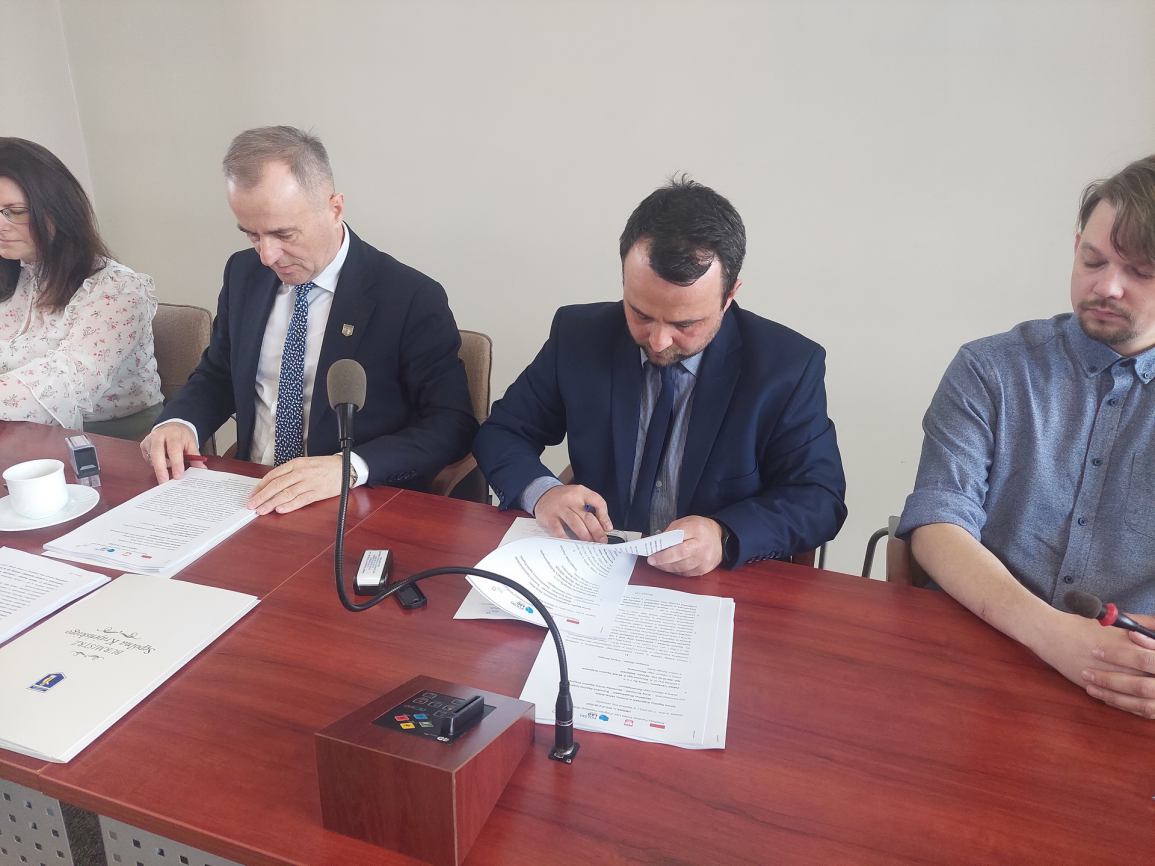 Władze Sępólna Krajeńskiego podpisały umowę na remont ośmiu odcinków dróg
