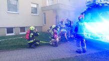 Strażacy ewakuowali 27 mieszkańców bloku przy ulicy Rzepakowej w Chojnicach. Pożar wybuchł w piwnicy (FOTO)
