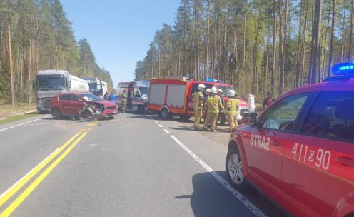 Czteroosobowa rodzina trafiła do szpitala po wypadku na "berlince". Pomiędzy Gutowcem a Czerskiem zderzyły się trzy auta osobowe (FOTO, AKTUALIZACJA)