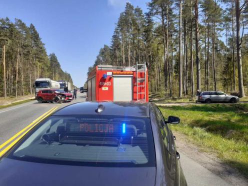 Czteroosobowa rodzina trafiła do szpitala po wypadku na "berlince". Pomiędzy Gutowcem a Czerskiem zderzyły się trzy auta osobowe (FOTO, AKTUALIZACJA)