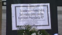 Osoby z niepełnosprawnościami i ich opiekunowie symbolicznie "pogrzebali" przed Pałacem Prezydenckim wyczekiwaną przez siebie ustawę