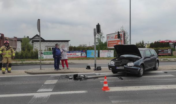 Poranna kolizja na ul. Bytowskiej w Chojnicach. Sprawca wjechał na czerwonym świetle (FOTO)