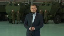 Uroczystość przyjęcia pierwszych amerykańskich systemów HIMARS z udziałem szefa MON w 1. Bazie Lotnictwa Transportowego w Warszawie