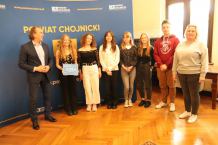 Pierwszy w powiecie chojnickim Uczniowski Budżet Obywatelski za nami. Uczniowie odebrali czeki na swoje pomysły (FOTO)