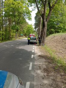 Pieszy wtargnął na jezdnię i uderzył w bok volvo. Wypadek w Dziemianach, w powiecie kościerskim