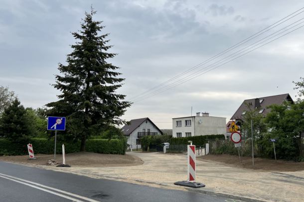Inwestycja drogowa nie zawsze musi się wiązać z wycinką drzew. W Chojniczkach ocalała daglezja (FOTO)