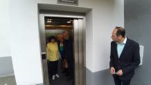 Przy człuchowskim MOPS uroczyście otwarto windę dla petentów. Kosztowała ponad 500 tys. złotych (FOTO)
