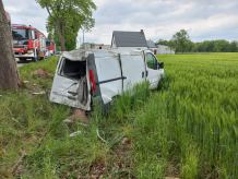 Kolizja na trasie Przechlewo - Konarzyny. W Zdrójkach, w gminie Przechlewo, bus uderzył w drzewo (FOTO)