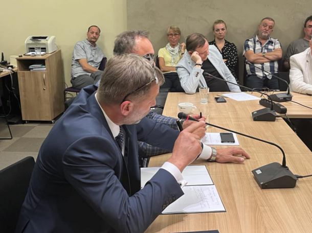 "Skończyliśmy już z grzecznością". Mieszkańcy Kościerzyny żądają zmian przy przebudowie ul. Kopernika (RELACJA)