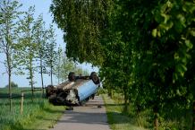 Dachowanie na drodze Chojnice-Lichnowy. Auto wylądowało na ścieżce rowerowej AKTUALIZACJA