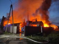 Płonął zakład stolarski w gminie Czersk. Z pożarem walczyło około 100 strażak&oacute;w. "Ogniem objęty jest cały teren zakładu" (FOTO, WIDEO)