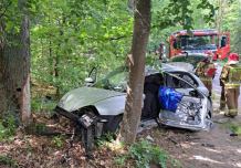 5 młodych osób poszkodowanych w wypadku na drodze przy jeziorze Jeleń w Bytowie