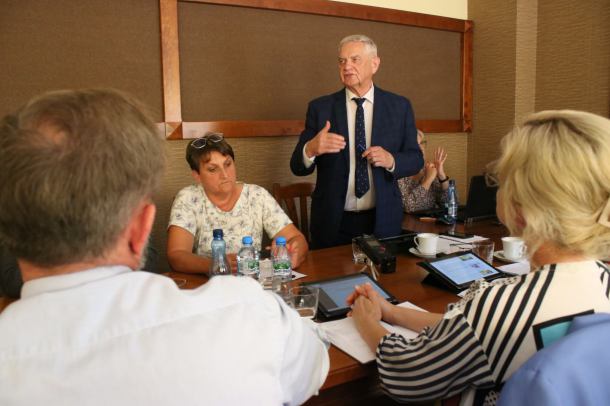Starosta człuchowski i zastępca skarbnika tłumaczyli radnym, dlaczego powiat musiał zwrócić prawie 3 mln zł