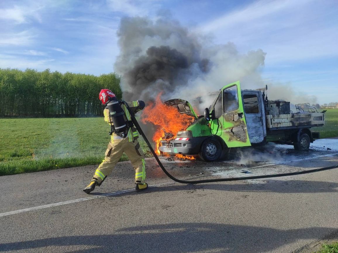 Pożar podczas przeprowadzki. Na trasie z Silna do Ostrowitego spłonął samochód dostawczy FOTO