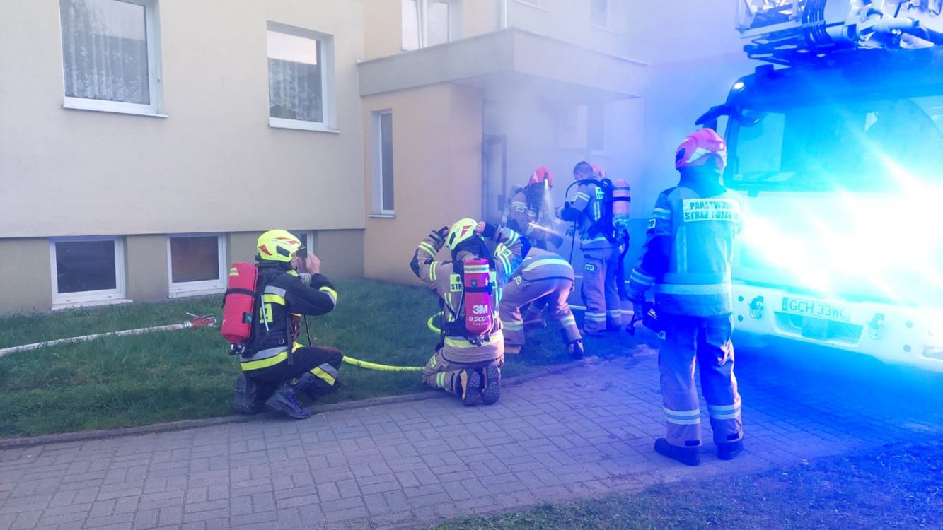 Strażacy ewakuowali 27 mieszkańców bloku przy ulicy Rzepakowej w Chojnicach. Pożar wybuchł w piwnicy FOTO