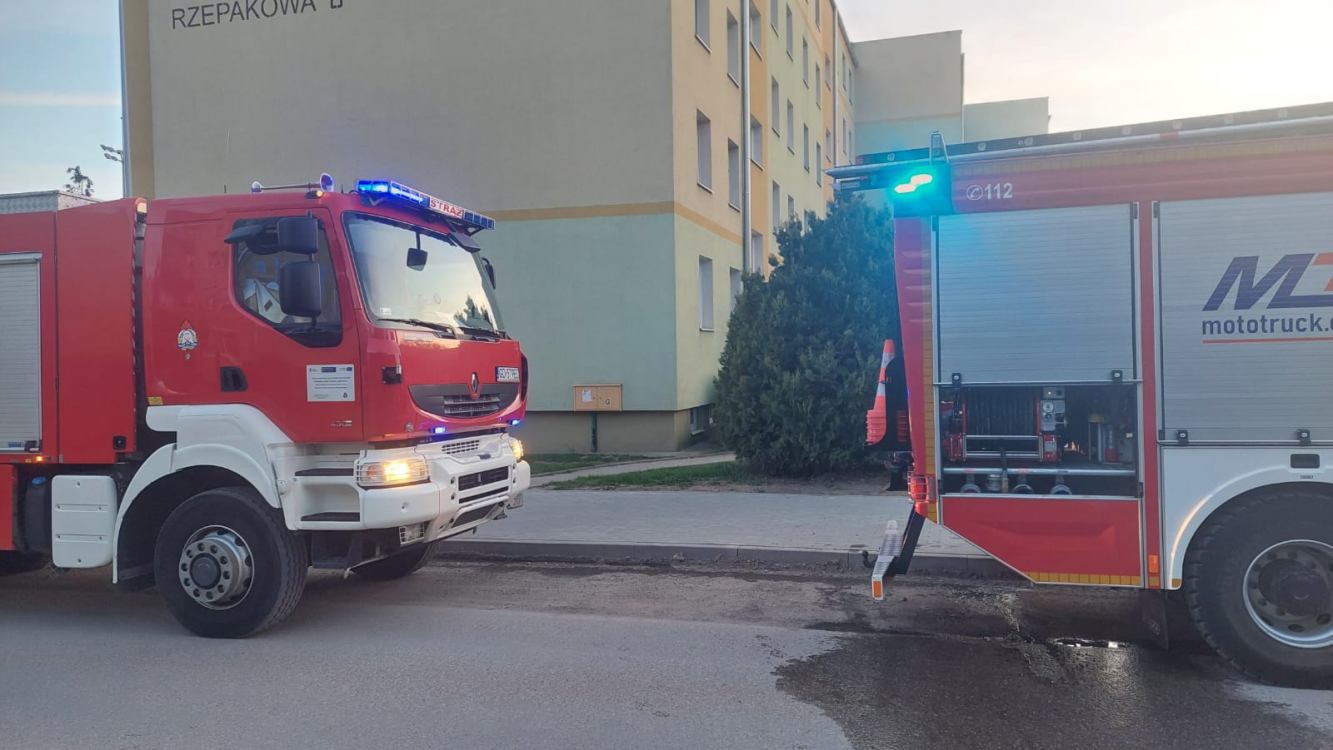 Strażacy ewakuowali 27 mieszkańców bloku przy ulicy Rzepakowej w Chojnicach. Pożar wybuchł w piwnicy (FOTO)