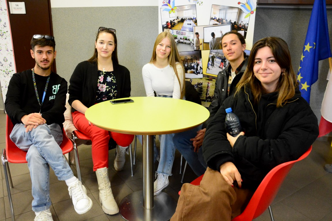 Program Erasmus. W Zespole Szkół w Brusach gościła młodzież z Turcji, Portugalii, Włoch i Słowacji ROZMOWA
